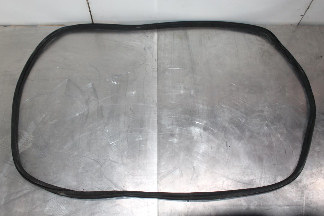 уплотнитель BMW 3 серия E90/E91/E92/E93 2006, 3.0 л., дизель, серебро, универсал - фото №1