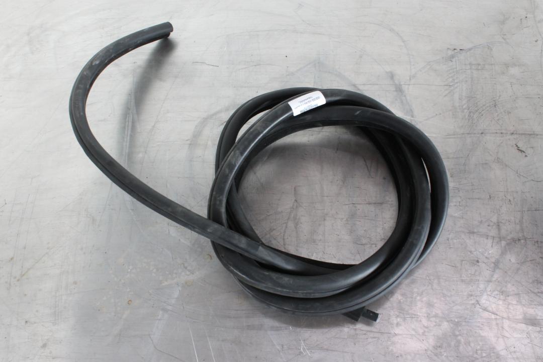 уплотнитель двери BMW 3 серия E90/E91/E92/E93 2006, 3.0 л., дизель, серебро, универсал - фото №1