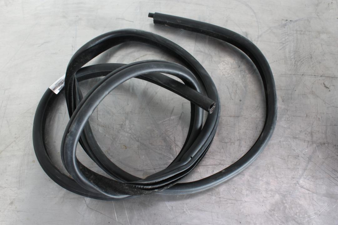 уплотнитель двери BMW 3 серия E90/E91/E92/E93 2006, 3.0 л., дизель, серебро, универсал - фото №1