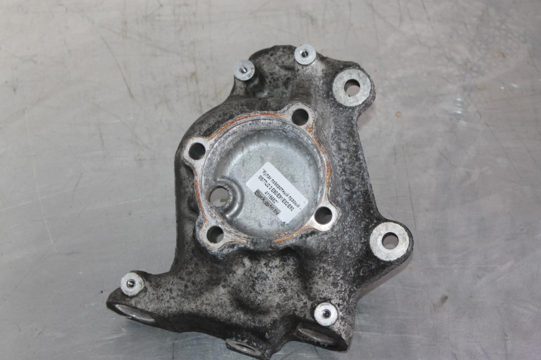 кулак поворотный правый BMW 3 серия E90/E91/E92/E93 2006, 3.0 л., дизель, серебро, универсал - фото №1