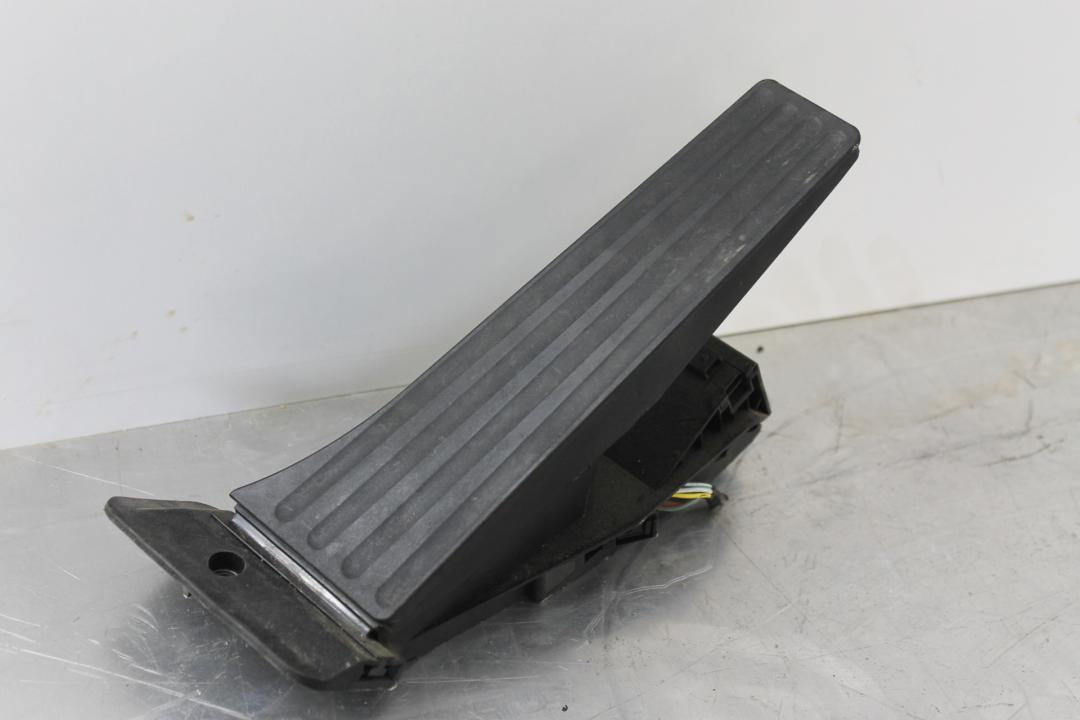 педаль BMW 5 серия F07/F10/F11 2010, 3.5 л., бензин, седан, 6789998 - фото №1