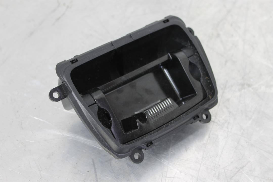 пепельница BMW 5 серия F07/F10/F11 2010, 3.5 л., бензин, седан, 9206347 - фото №1