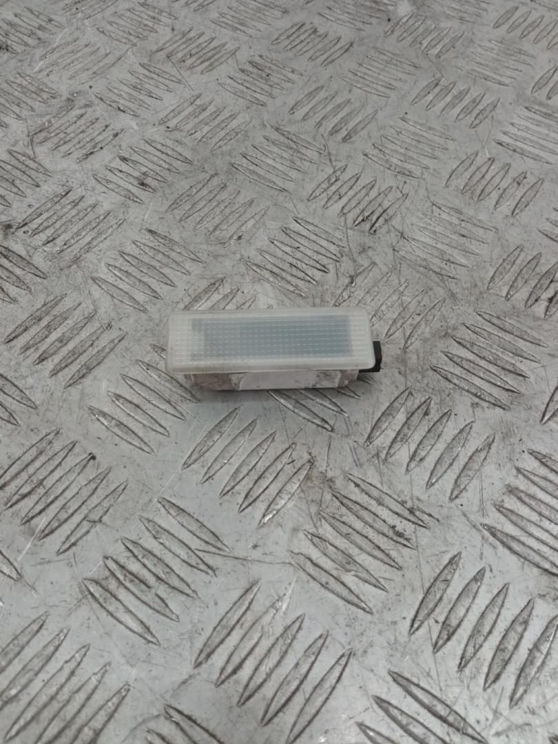 плафон двери BMW 3 серия E90/E91/E92/E93 E90 2007, 3.0 л., M57 D30 (306D3), дизель, АКПП, titan-silber (354), седан, задний привод, правый руль, 63316972605 - фото №1