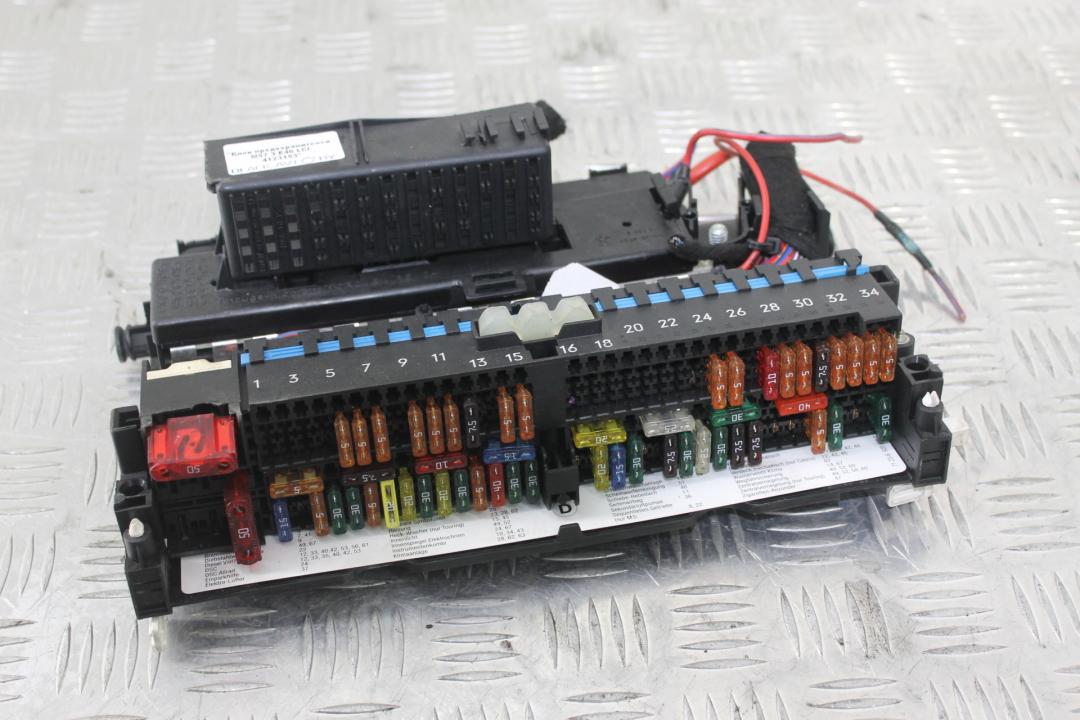 блок предохранителей BMW 3 серия E46 2002, 3.0 л., дизель, черный, универсал, 8364542 - фото №1