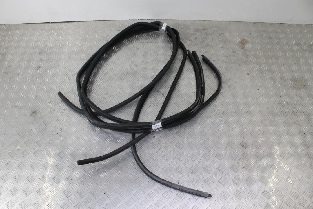 уплотнитель двери BMW 3 серия E46 2002, 3.0 л., дизель, черный, универсал - фото №1