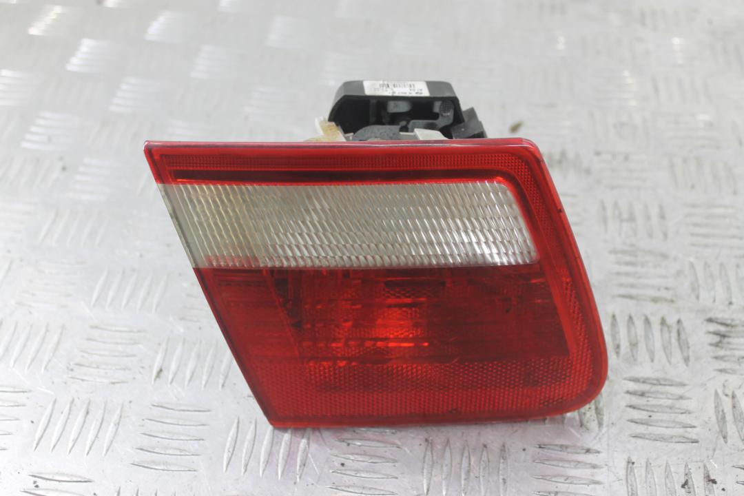 фонарь крышки багажника левый BMW 3 серия E46 2002, 3.0 л., дизель, черный, универсал, 8368759 - фото №1