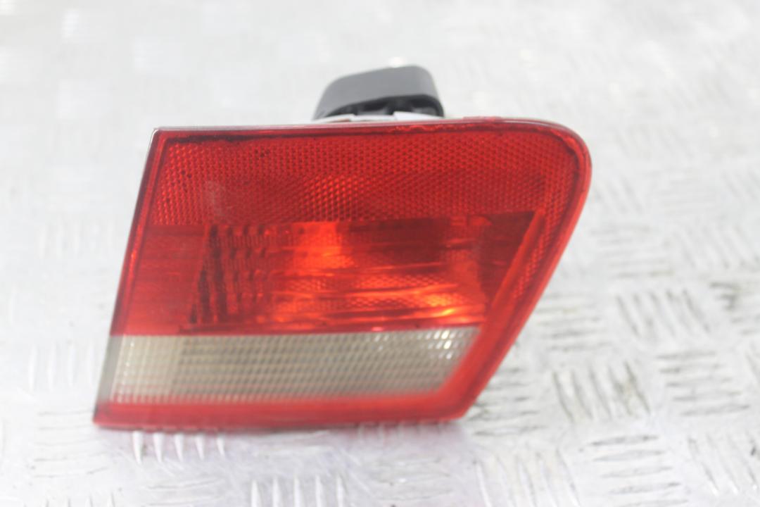 фонарь крышки багажника правый BMW 3 серия E46 2002, 3.0 л., дизель, черный, универсал, 8368760 - фото №1