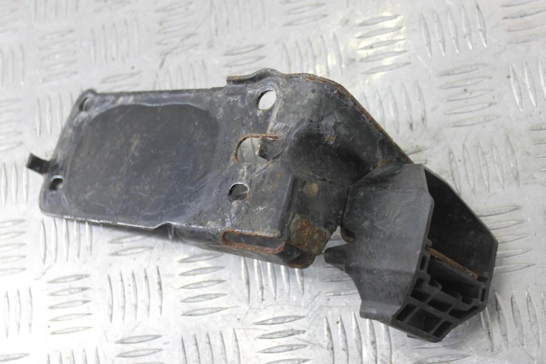 кронштейн радиатора BMW 3 серия E90/E91/E92/E93 2007, 2.0 л., дизель, серебро, купе - фото №1