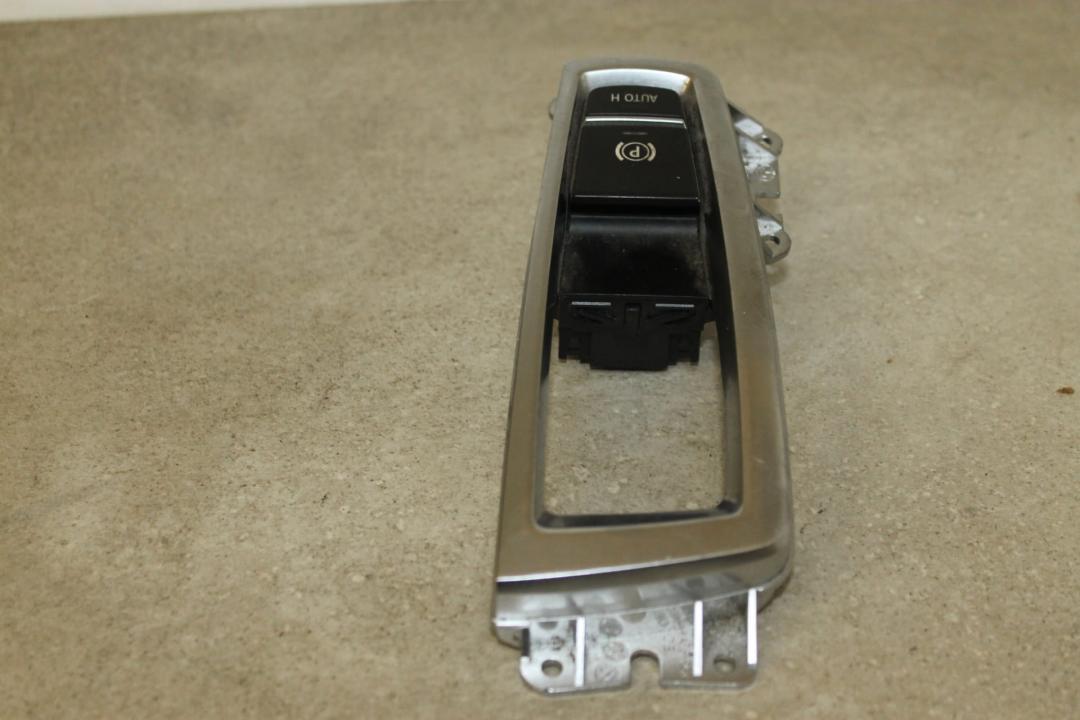 кнопка ручного тормоза (ручника) BMW 5 серия F07/F10/F11 F10 2011, 3.0 л., N57 D30 A, дизель, седан, задний привод, 61319217594, 9217594 - фото №1