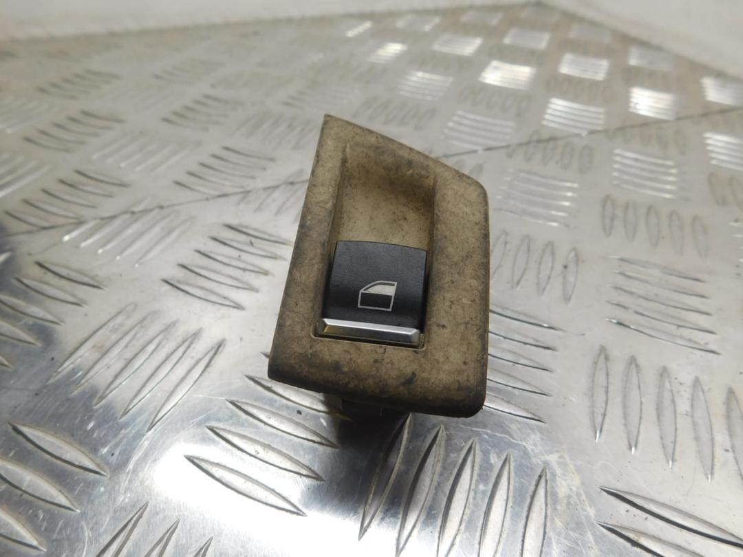 кнопка стеклоподъемника двери BMW 5 серия F07/F10/F11 F10 2011, 3.0 л., N57 D30 A, дизель, седан, задний привод, 9163527, 61319163527 - фото №1