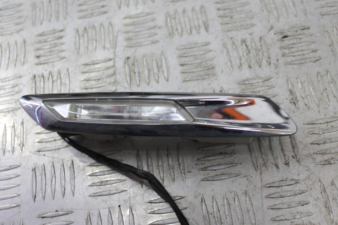 повторитель поворота на крыле BMW 5 серия F07/F10/F11 F10 2011, 3.0 л., N57 D30 A, дизель, седан, задний привод, 63137154167 - фото №1