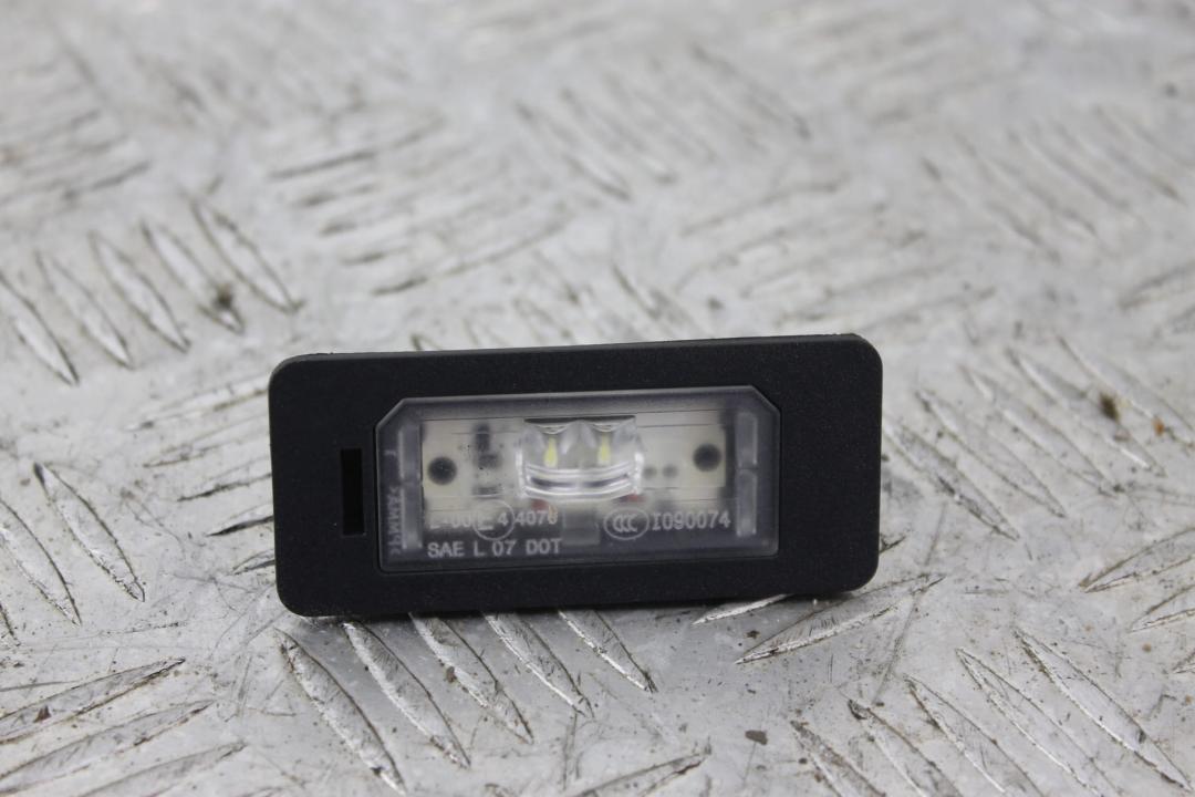 подсветка номера BMW X4 F26 2016, 3.0 л., N57 D30 A, дизель, АКПП, alpinweiß iii (300), внедорожник 5 дв., полный привод, 63267193293 - фото №1