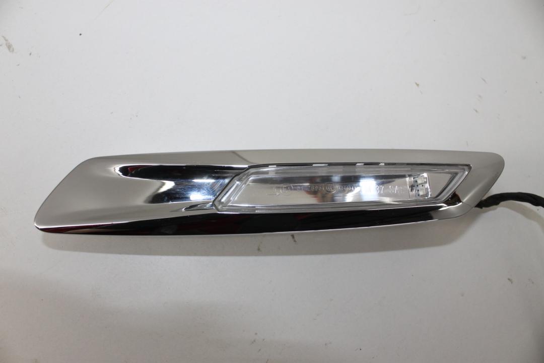 повторитель поворота на крыле BMW 5 серия F07/F10/F11 F10 2011, 3.0 л., N57 D30 A, дизель, седан, задний привод, 63137154168, 7154168 - фото №1