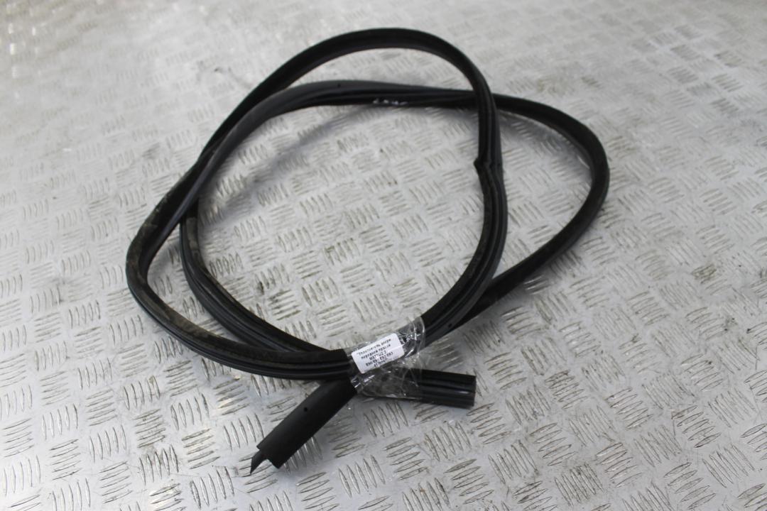 уплотнитель двери BMW 3 серия E90/E91/E92/E93 2006, 3.0 л., дизель, серый, универсал, 7060287 - фото №1