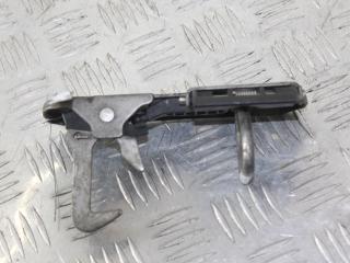 захватный крюк капота Volkswagen Golf GTI 6 поколение 2011, 2.0 л., бензин, АКПП, синий, хетчбэк 3 дв., передний привод, 1Q0823480