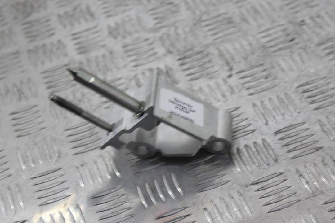 кронштейн (крепление) Volkswagen Golf GTI 6 поколение 2011, 2.0 л., бензин, АКПП, синий, хетчбэк 3 дв., передний привод, 1K1857022 - фото №1