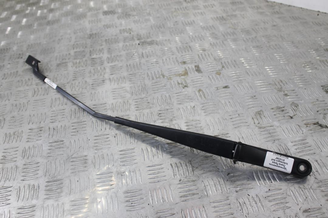 щеткодержатель (поводок стеклоочистителя, дворник) Volkswagen Golf GTI 6 поколение 2011, 2.0 л., бензин, АКПП, синий, хетчбэк 3 дв., передний привод, 1Q1955410 - фото №1