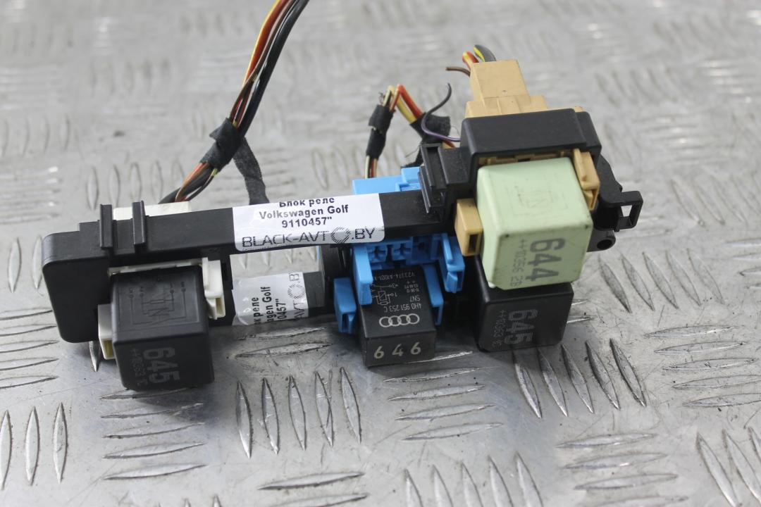 блок реле Volkswagen Golf GTI 6 поколение 2011, 2.0 л., бензин, АКПП, синий, хетчбэк 3 дв., передний привод, 1K1937503 - фото №1