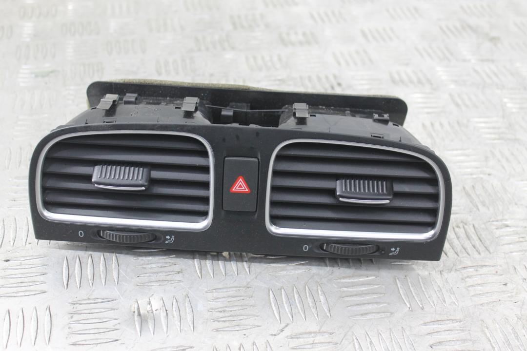 дефлектор обдува салона Volkswagen Golf GTI 6 поколение 2011, 2.0 л., бензин, АКПП, синий, хетчбэк 3 дв., передний привод, 5K0819728 - фото №1