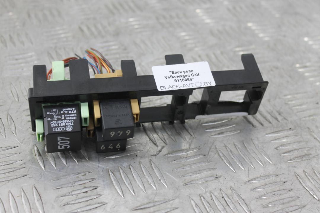 блок реле Volkswagen Golf GTI 6 поколение 2011, 2.0 л., бензин, АКПП, синий, хетчбэк 3 дв., передний привод, 7N0937503 - фото №1