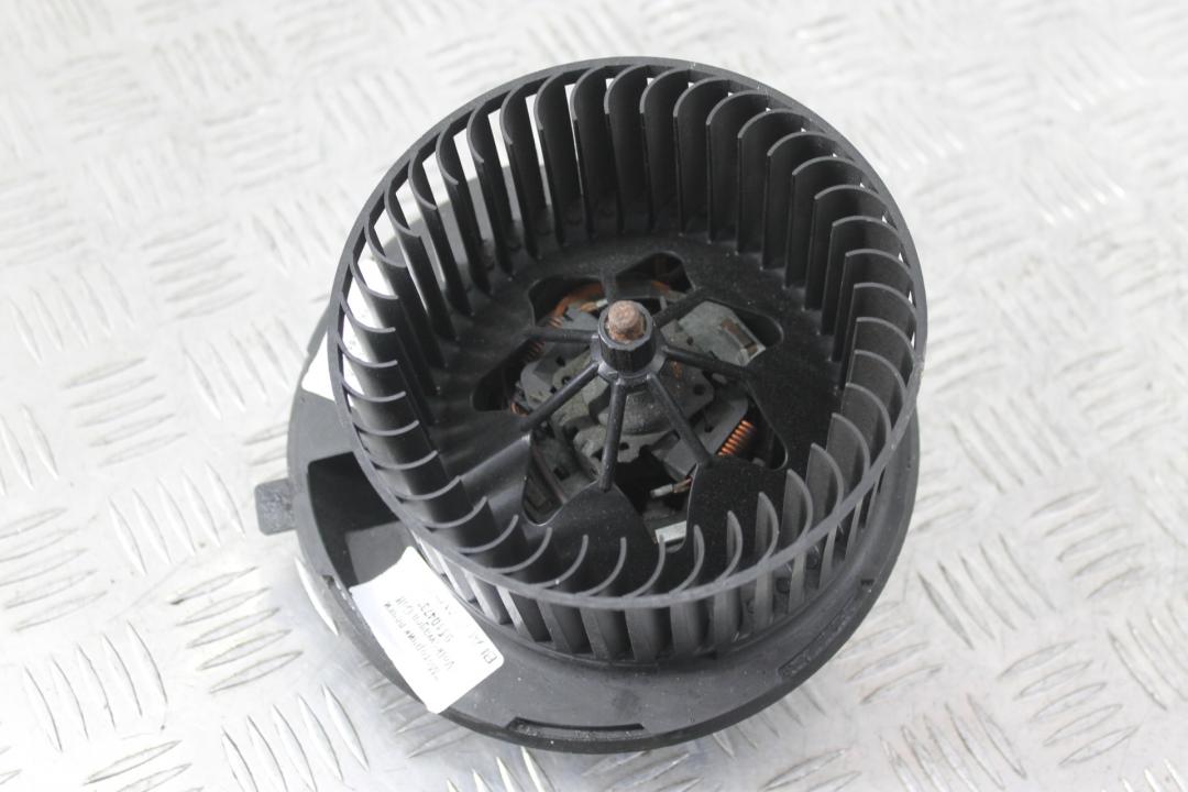 моторчик печки Volkswagen Golf GTI 6 поколение 2011, 2.0 л., бензин, АКПП, синий, хетчбэк 3 дв., передний привод, 1K1819015 - фото №1