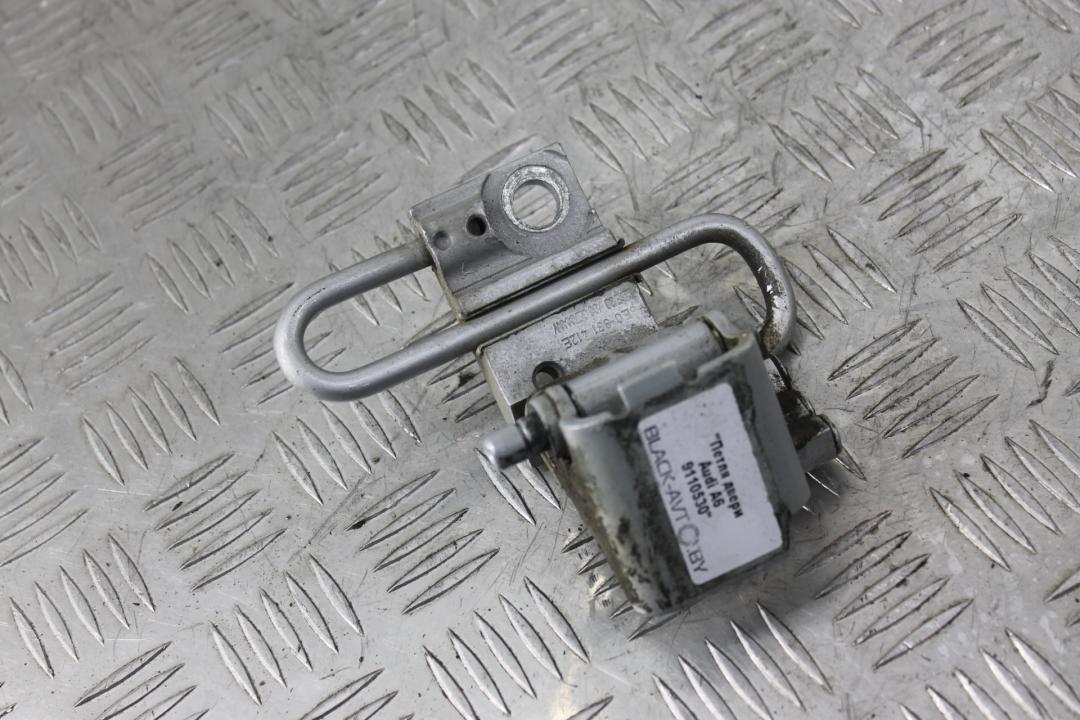 петля двери Audi A6 4F/C6 2007, 2.4 л., BDW, бензин, серебро, седан, 8E0831412 - фото №1