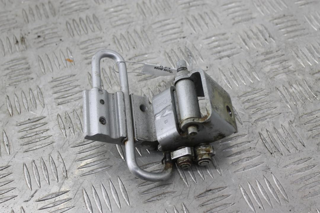 петля двери Audi A6 4F/C6 2007, 2.4 л., BDW, бензин, серебро, седан, 8E0833411 - фото №1
