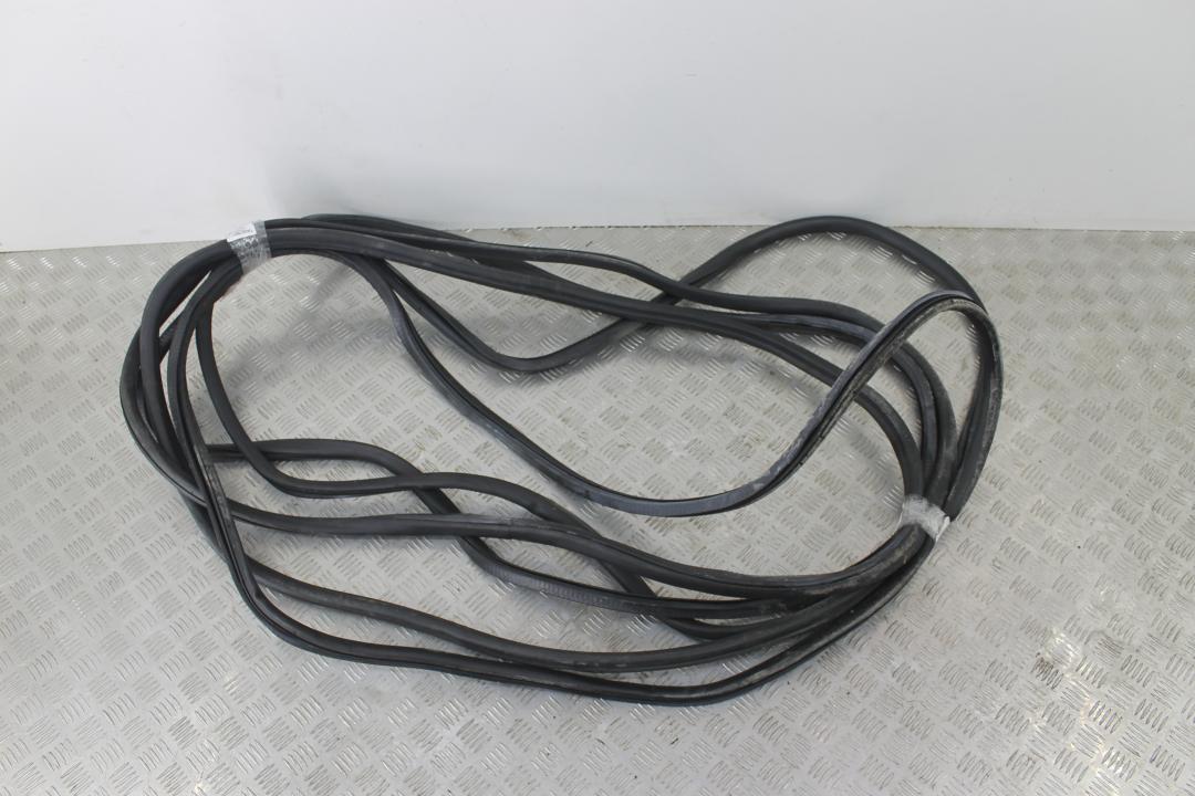 уплотнитель двери Audi A6 4F/C6 2007, 2.4 л., BDW, бензин, серебро, седан - фото №1