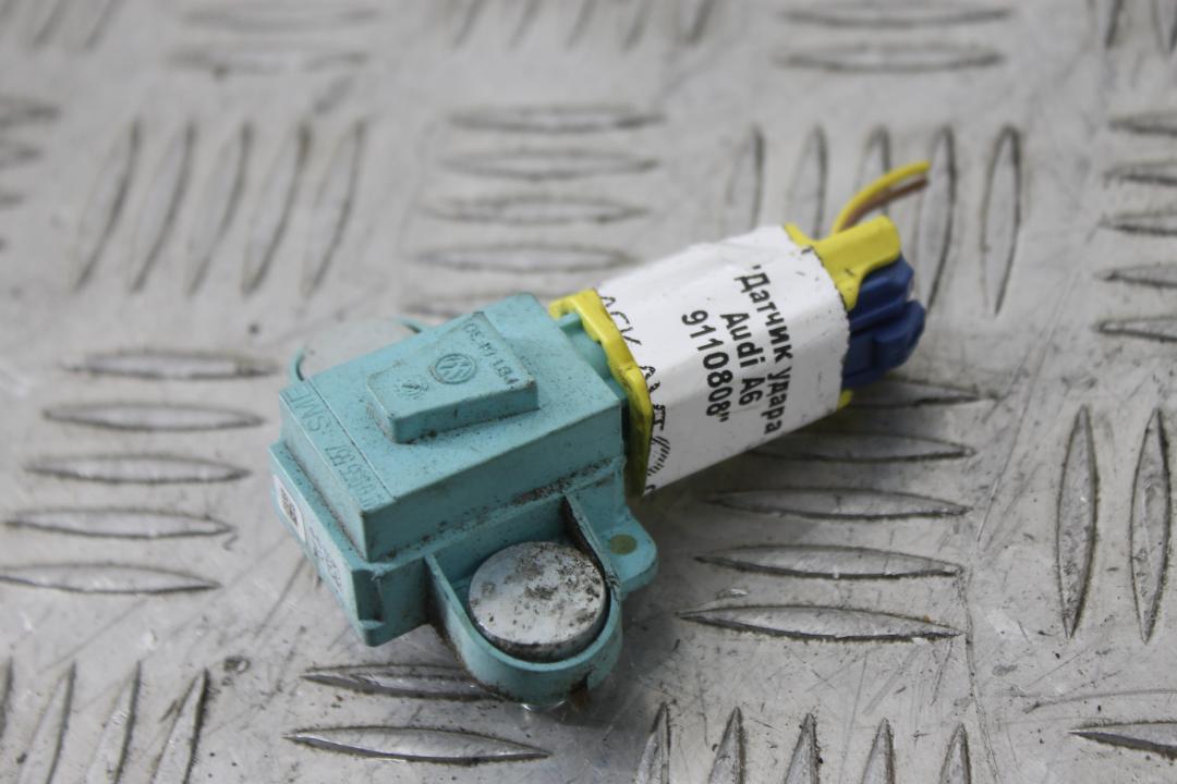 датчик удара Audi A6 4F/C6 2007, 2.4 л., BDW, бензин, серебро, седан, 4F0955557 - фото №1