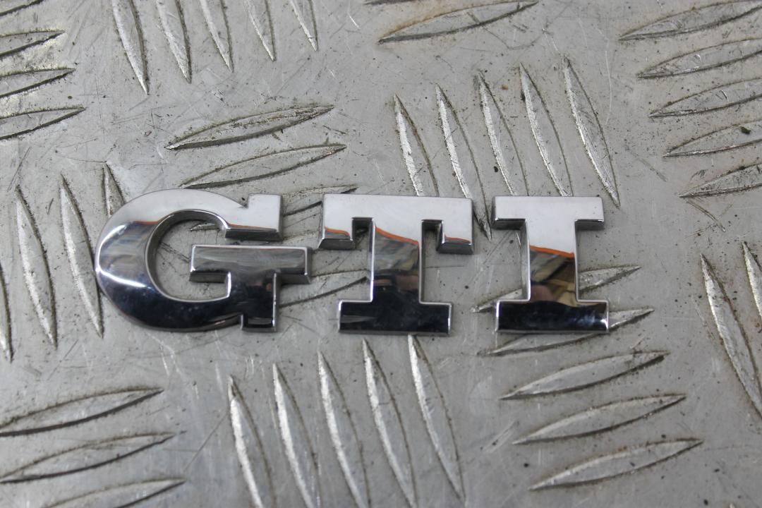 эмблема Volkswagen Golf GTI 6 поколение 2011, 2.0 л., бензин, АКПП, синий, хетчбэк 3 дв., передний привод, 1K0853675BJ - фото №1