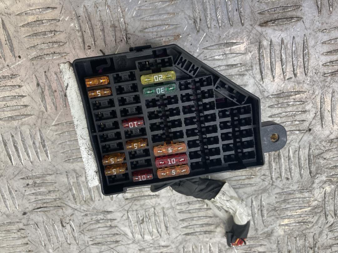 блок предохранителей Volkswagen Passat B6 2008, серебро, универсал, 3C0880204 - фото №1