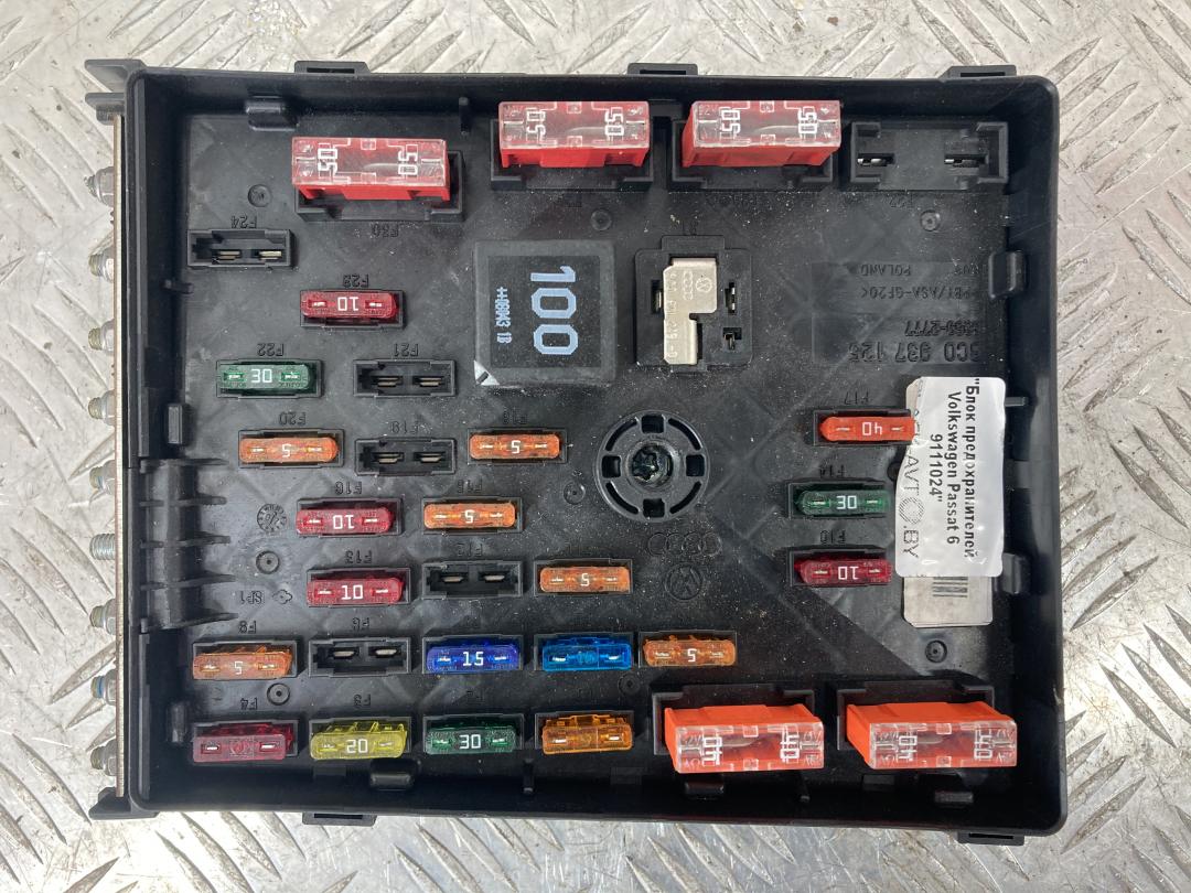 блок предохранителей Volkswagen Passat B6 2008, серебро, универсал, 3C0937125 - фото №1