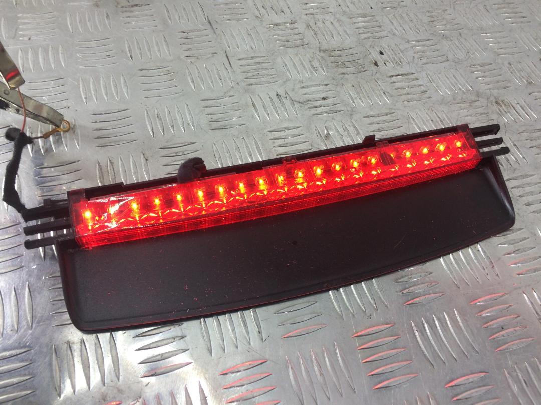 дополнительный стоп-сигнал Audi A6 4F/C6 2007, серебро, седан, 4F5945097 - фото №1