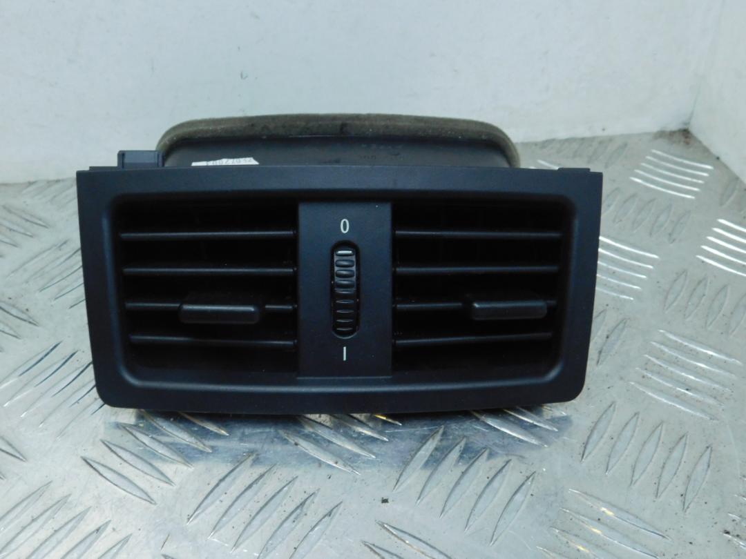 дефлектор обдува салона BMW 5 серия E60/E61 2004, 3.0 л., M57 D30 (306D2), дизель, АКПП, седан, правый руль, 6932023, 64226911437 - фото №1