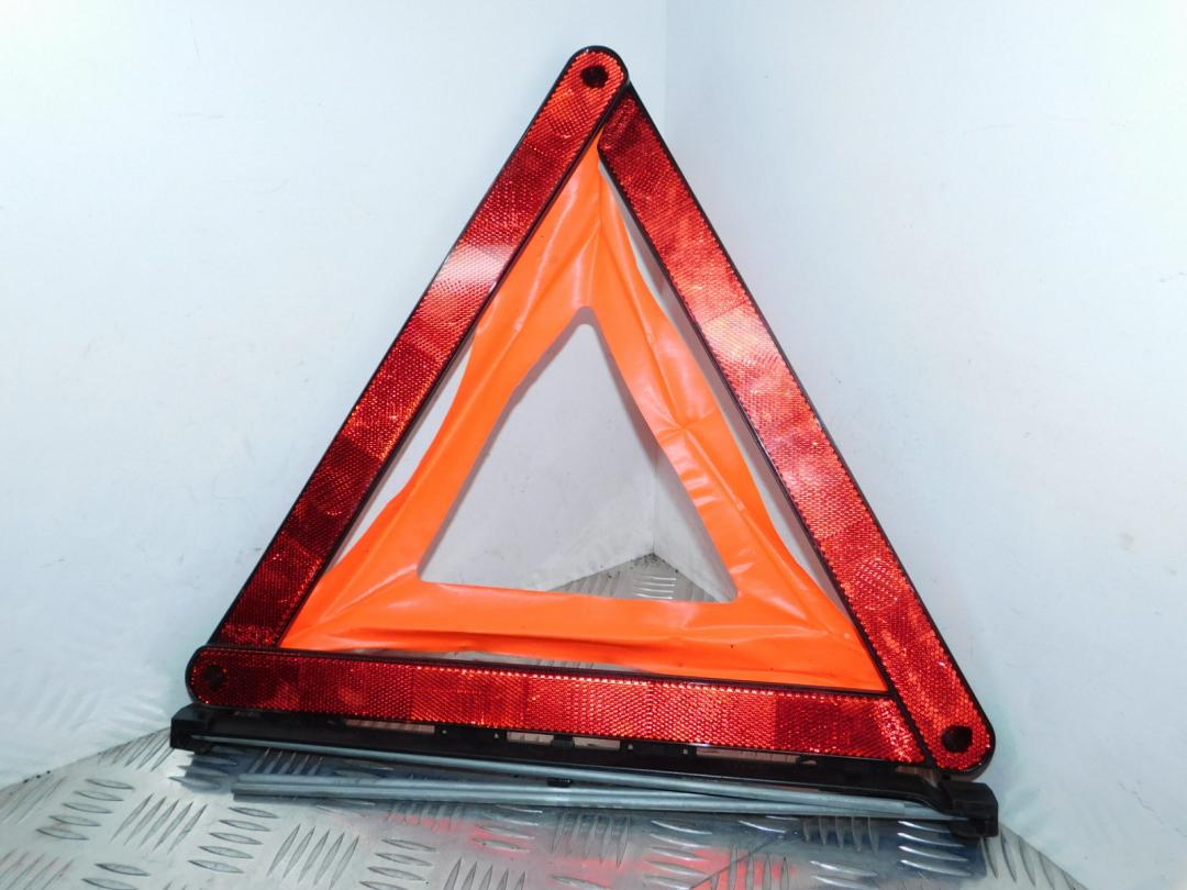 знак аварийной остановки BMW 7 серия E65/E66/E67 2004, 3.0 л., дизель, серебро, седан, 1095535 - фото №1