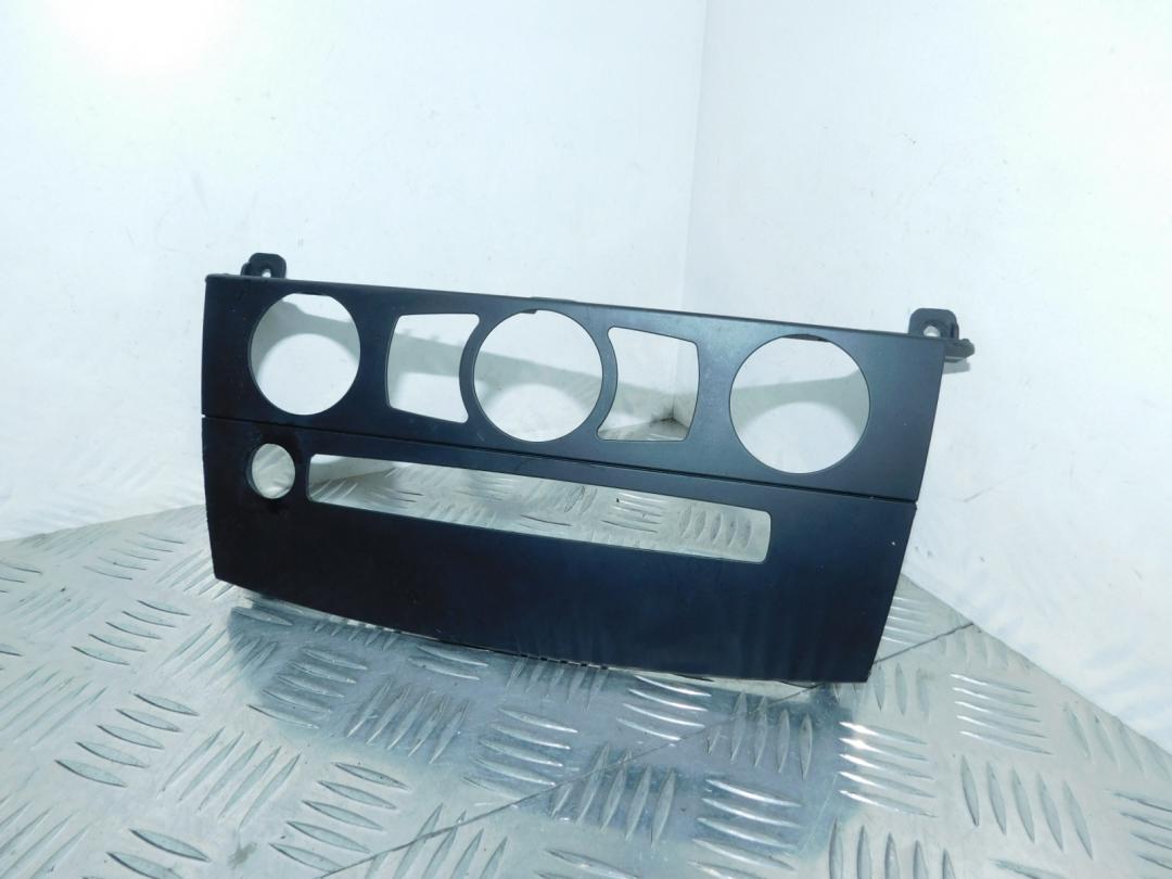 рамка под магнитолу BMW 5 серия E60/E61 2005, 2.5 л., N52 B25, бензин, АКПП, titangrau (a36), седан, задний привод, правый руль, 7063145, 51457063146 - фото №1