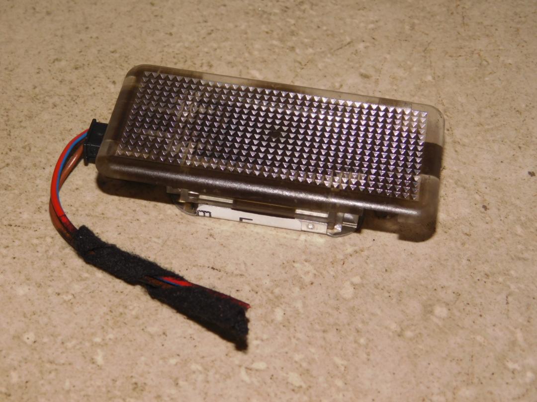 фонарь салона (плафон) Land Rover Range Rover 3 поколение 2003, 3.0 л., дизель, АКПП, синий, полный привод, правый руль, 8360588 - фото №1