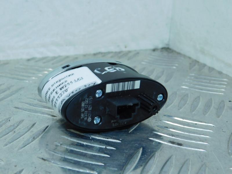 кнопка открытия багажника Mercedes-Benz E-Класс W211/S211 2003, 2.7 л., дизель, АКПП, седан, A2118211151 - фото №1