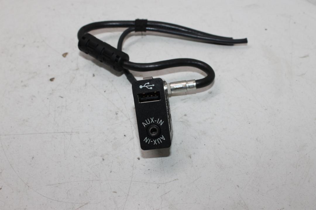 разъем AUX / USB BMW 5 серия F07/F10/F11 2012, 2.0 л., дизель, универсал, 9237653 - фото №1