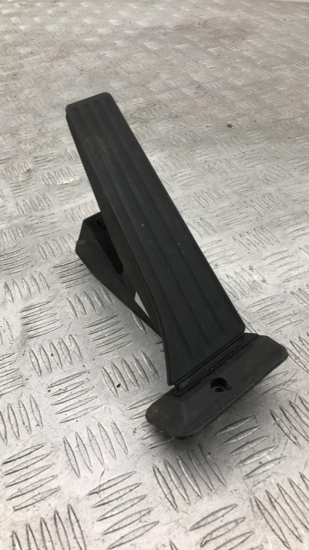 педаль BMW 5 серия F07/F10/F11 2012, 2.0 л., дизель, универсал, 6858574 - фото №1
