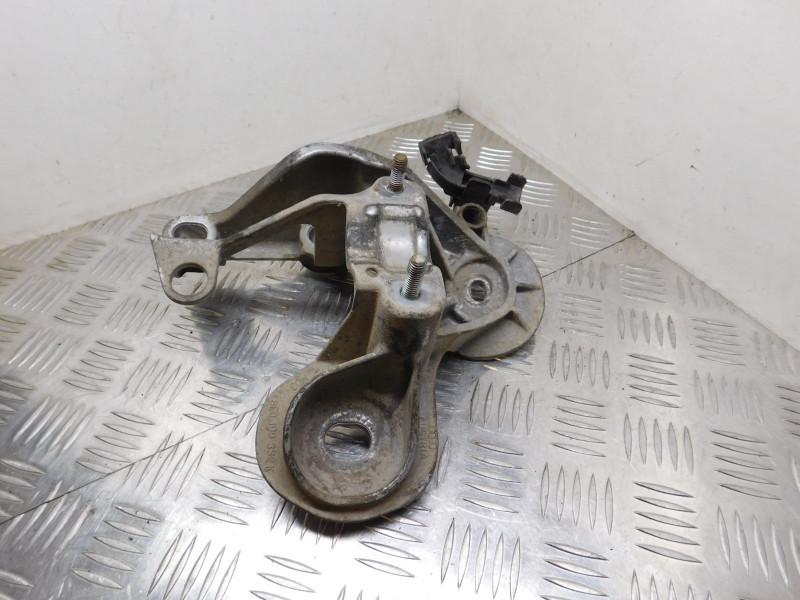 кронштейн двигателя Audi A4 B7 2006, 3.2 л., AUK, бензин, 6МКПП, черный, универсал, полный привод, 8E0199352P - фото №1