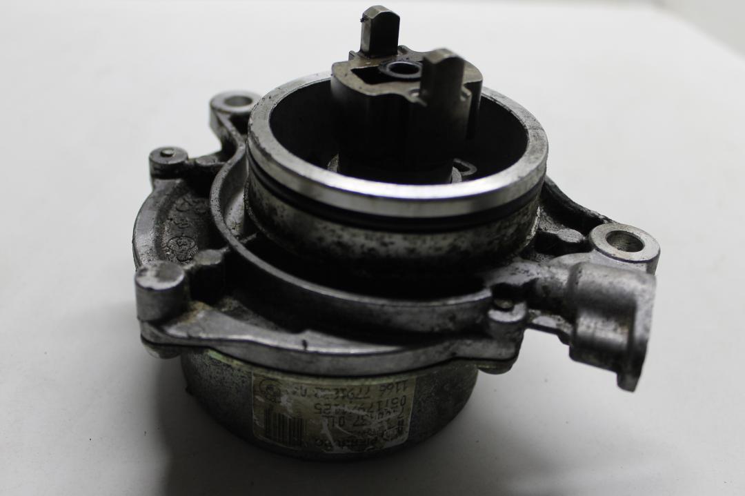насос вакуумный BMW 1 серия E81/E82/E87/E88 2006, 2.0 л., дизель, седан, 700437012 - фото №1