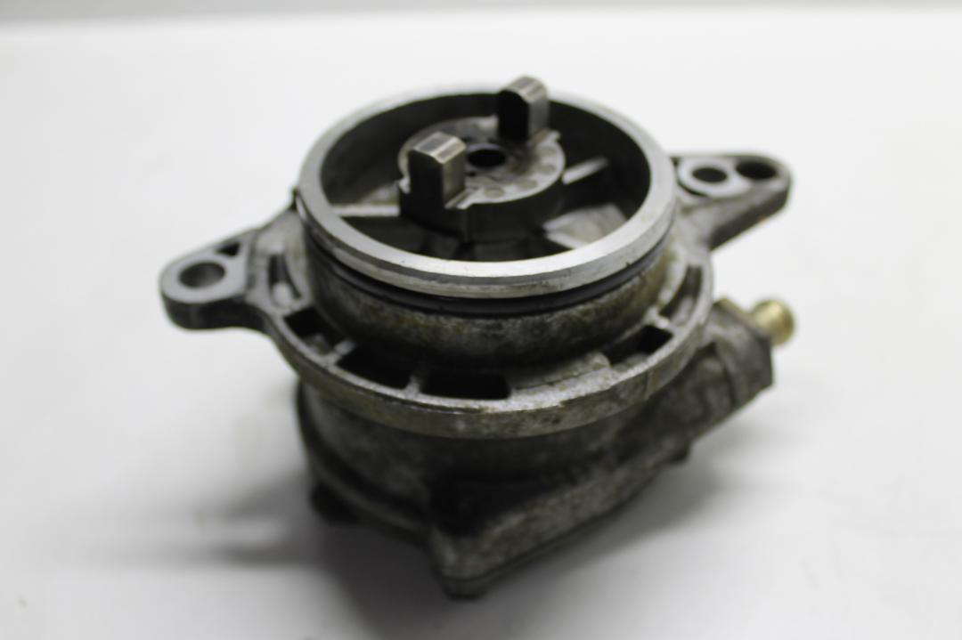 насос вакуумный BMW 3 серия E46 2001, 3.0 л., дизель, седан, 2249939, 11662249939 - фото №1