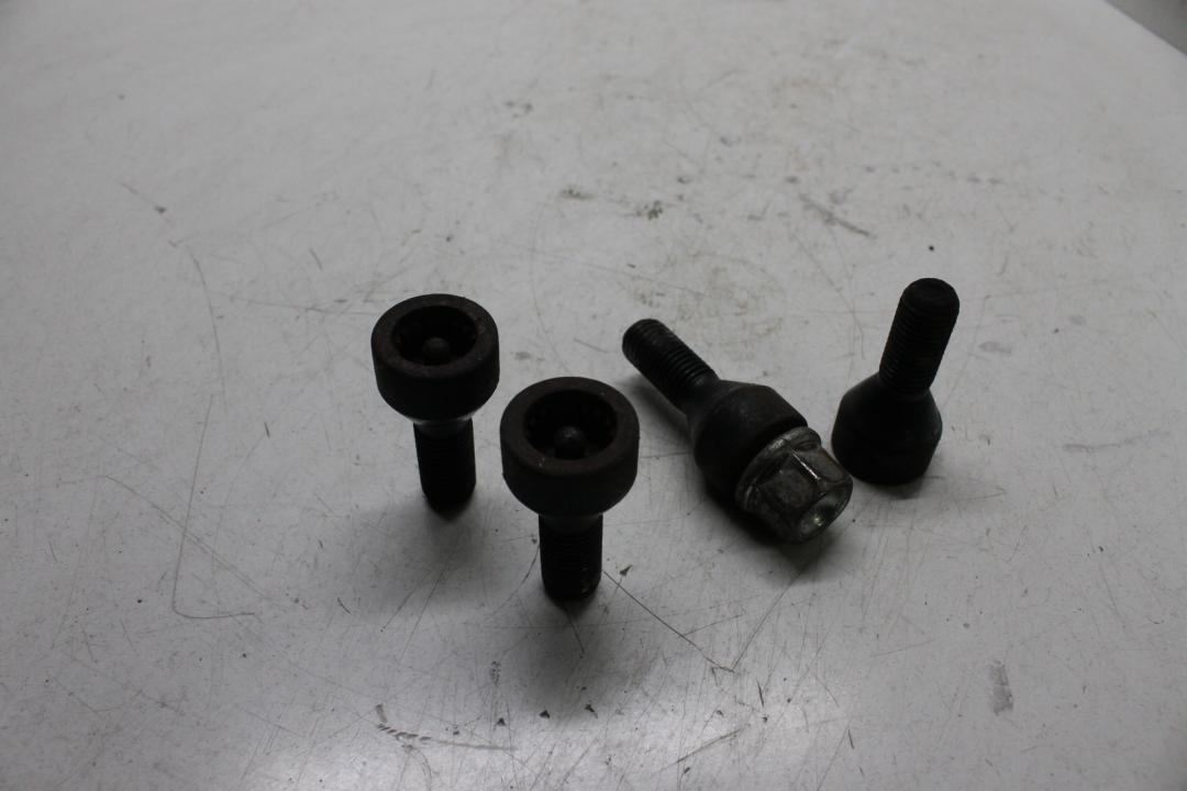 болт колесный BMW 3 серия E90/E91/E92/E93 2007, 3.0 л., дизель, синий, седан - фото №1