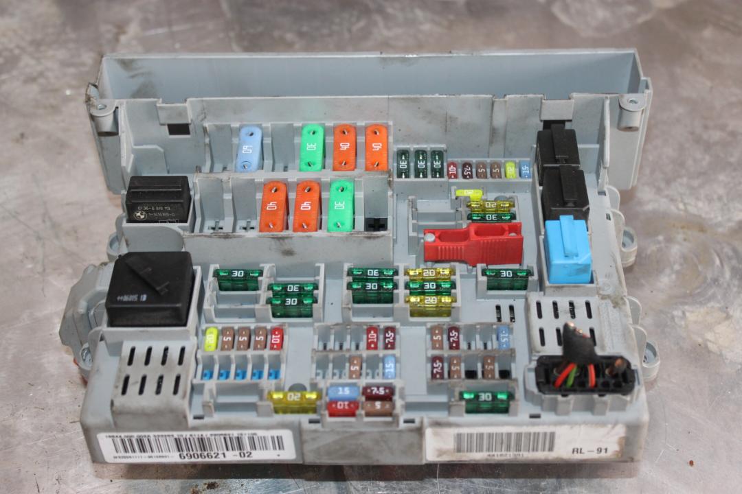 блок предохранителей BMW 3 серия E90/E91/E92/E93 2006, 3.0 л., дизель, серебро, универсал, 6906621 - фото №1