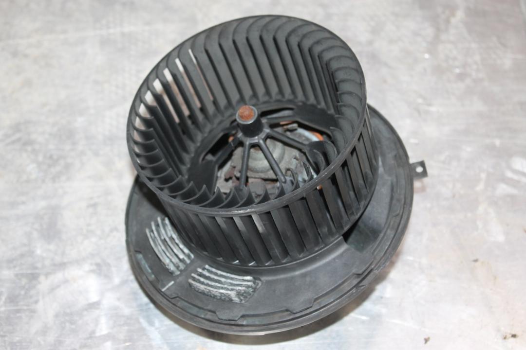 моторчик печки BMW 3 серия E90/E91/E92/E93 2006, 3.0 л., дизель, серебро, универсал, 6933664 - фото №1