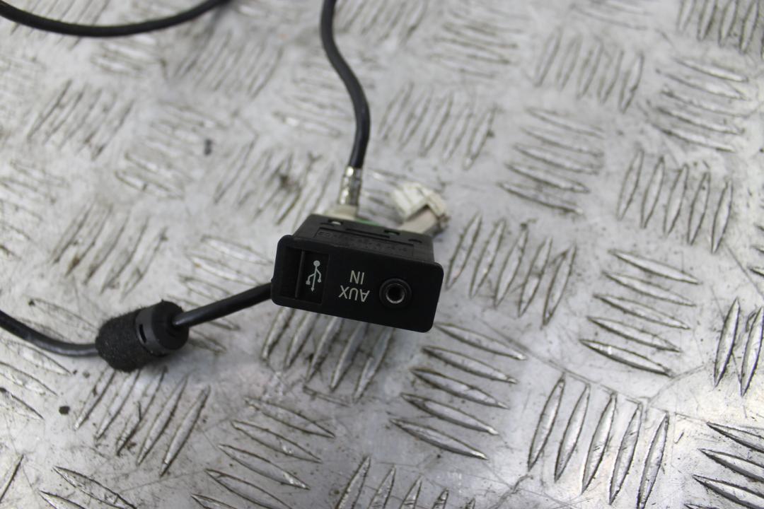 разъем AUX / USB BMW 7 серия F01/F02 F01 2011, 4.4 л., N63 B44 A, бензин, АКПП, седан, задний привод, 9129652, 61319129652 - фото №1