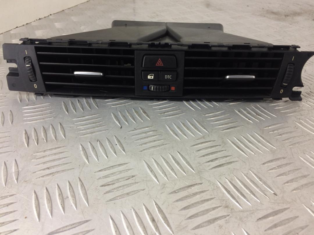 дефлектор обдува салона BMW 3 серия E90/E91/E92/E93 E92 2007, 3.0 л., M57 D30 (306D5), дизель, АКПП, купе, задний привод, правый руль, 64229130469 - фото №1