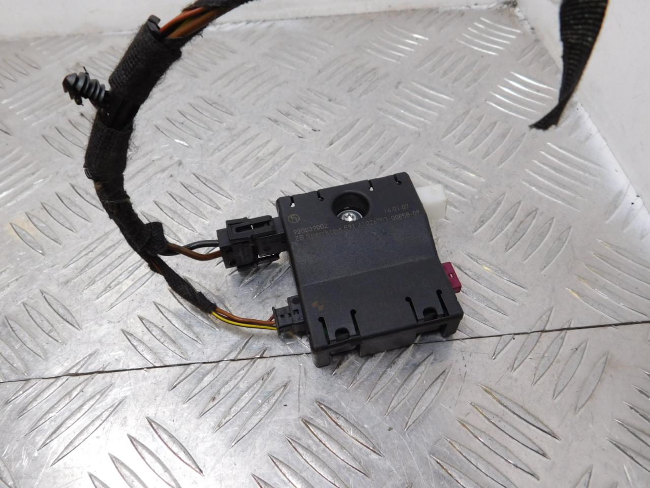 усилитель антенны BMW 3 серия E90/E91/E92/E93 2007, 3.0 л., 306D2, дизель, МКПП, серебро, универсал, задний привод, правый руль, 9141491 - фото №1