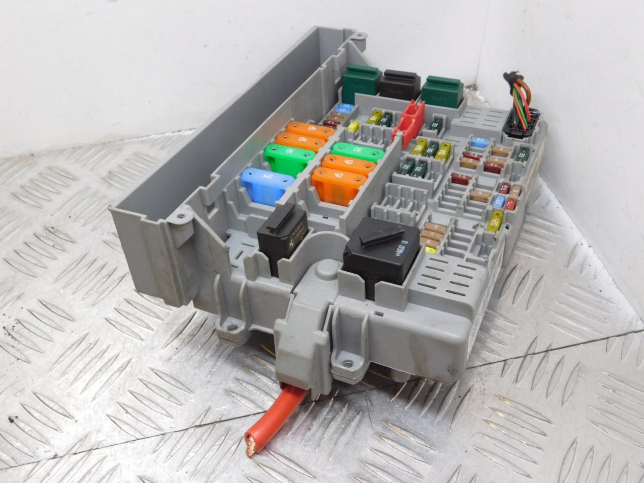 блок предохранителей BMW 3 серия E90/E91/E92/E93 2007, 3.0 л., 306D2, дизель, МКПП, серебро, универсал, задний привод, правый руль, 6906621 - фото №1